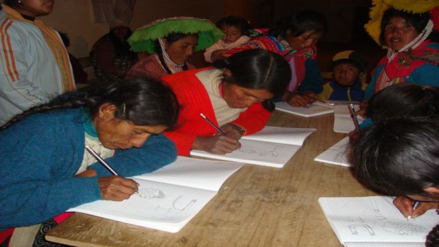 mujeres aprendiendo escribir